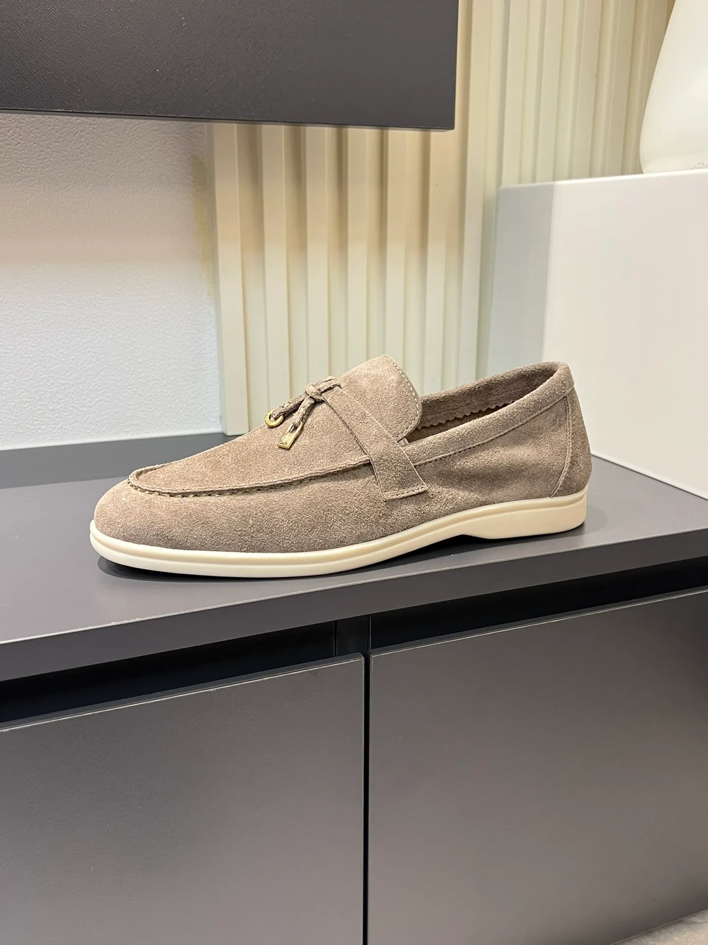 Men's shoes 💰p360 "Loro men's shoes 💰pian'*" Classic L men's shoes for couples 💰p Top version British flat loafers, a must-have item in old money style, the minimalist design is eye-catching and durable, a plus point for dressing The soft foot feel and texture are outstanding. They don’t scratch your feet and are very nice. They are matched with soft and waxy soles. They can be worn daily for a long time without getting tired. They are easy to wear, versatile and classic items, with perfect foot feel and texture! Imported cashmere fabric, the lining is made of imported A-grade water-dyed cow lining, the top version of the genuine leather midsole is sewn with pure handmade mark thread! Size: Female 35-40 (34. Customized) Male 38-44 (45.46. Customized)